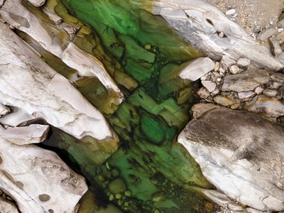 绿色和白色水流动

